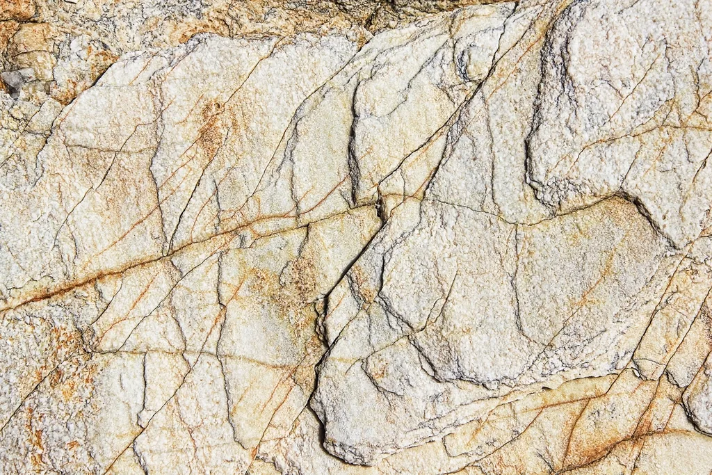 Bề mặt đá tự nhiên vân vàng nâu