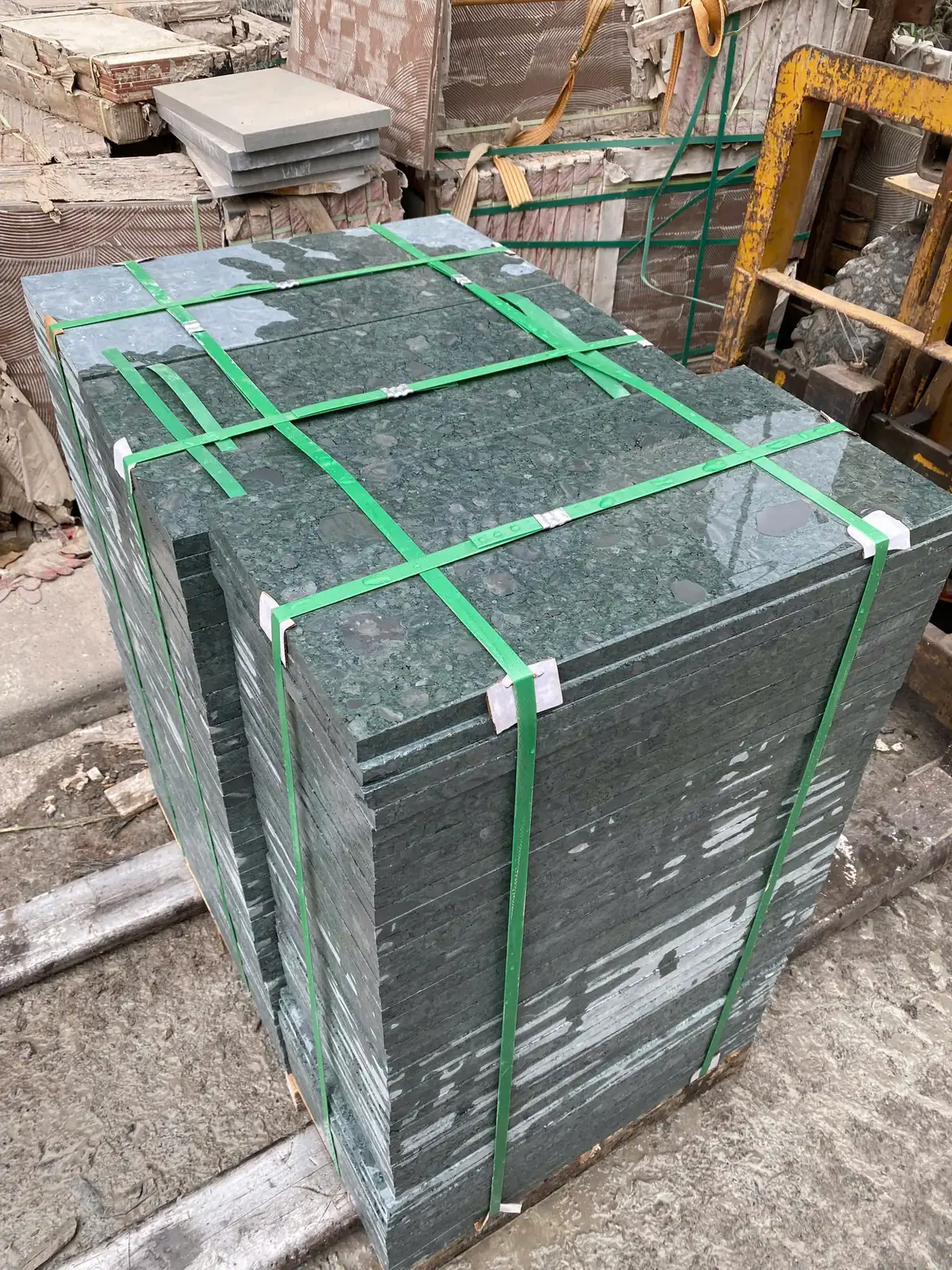 Kiện đá xanh rêu