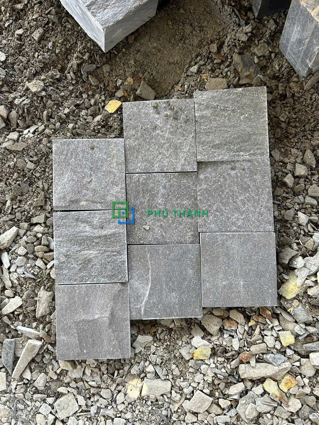 Đá lát sân xanh đen trên nền sỏi