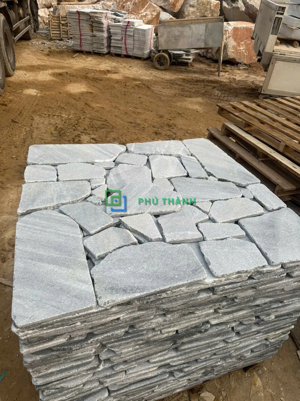 Đá rối ghép xám Quỳ Hợp trên pallet