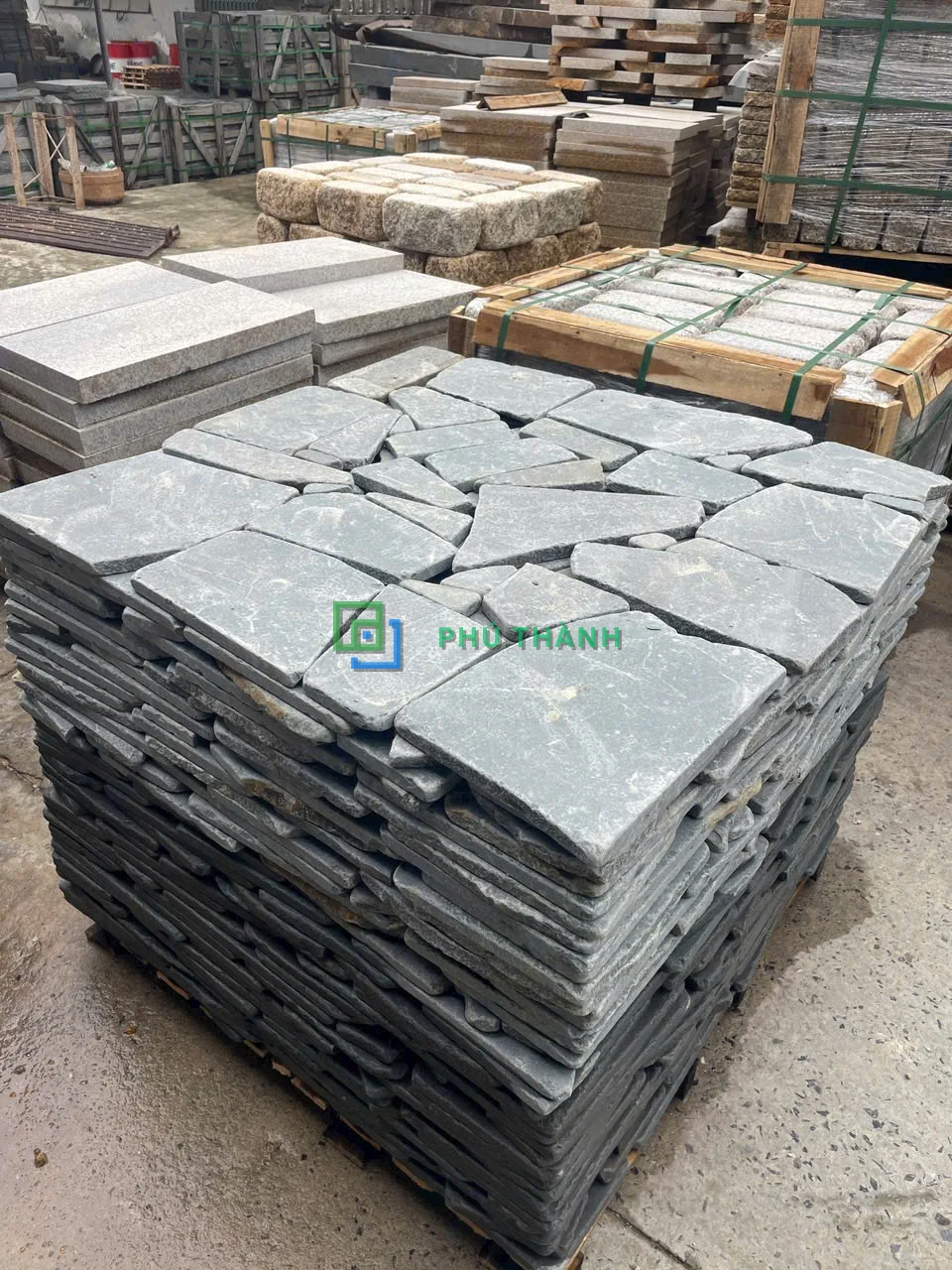 Đá rối xanh rêu xếp tại kho