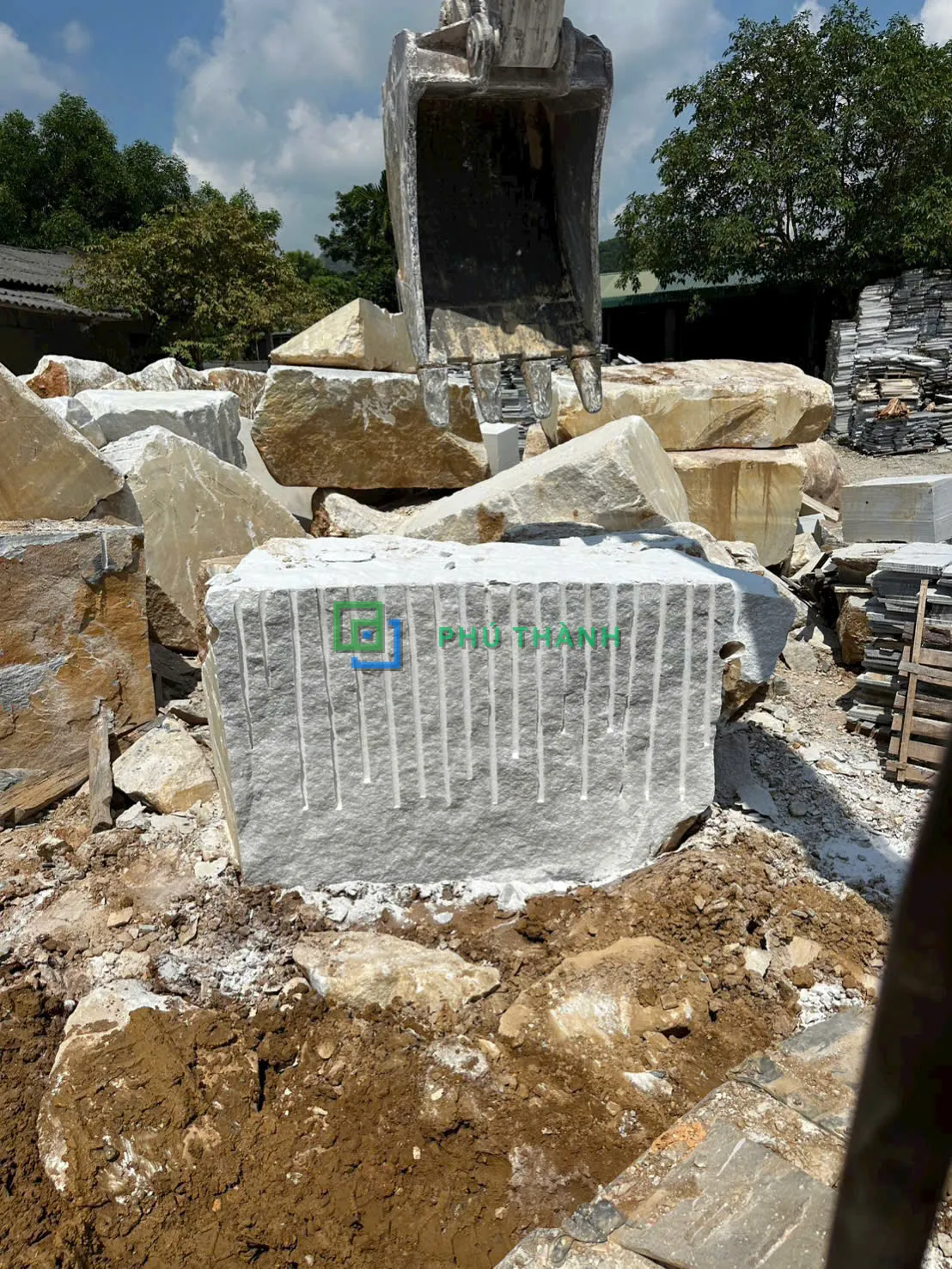 Khai thác đá khối tại mỏ Quỳ Hợp