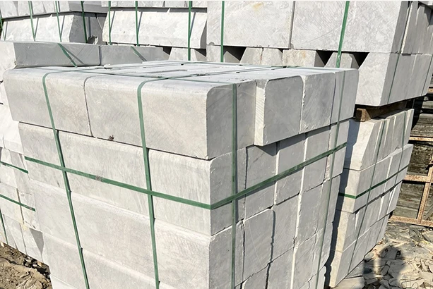 Kiện bó vỉa đá ghi sáng tại bãi