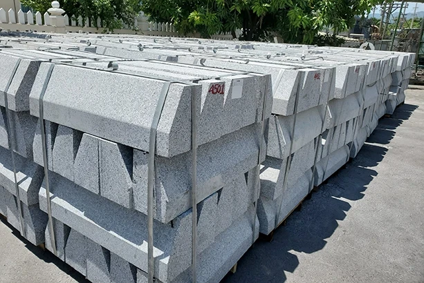 Kiện bó vỉa granite trắng xếp pallet