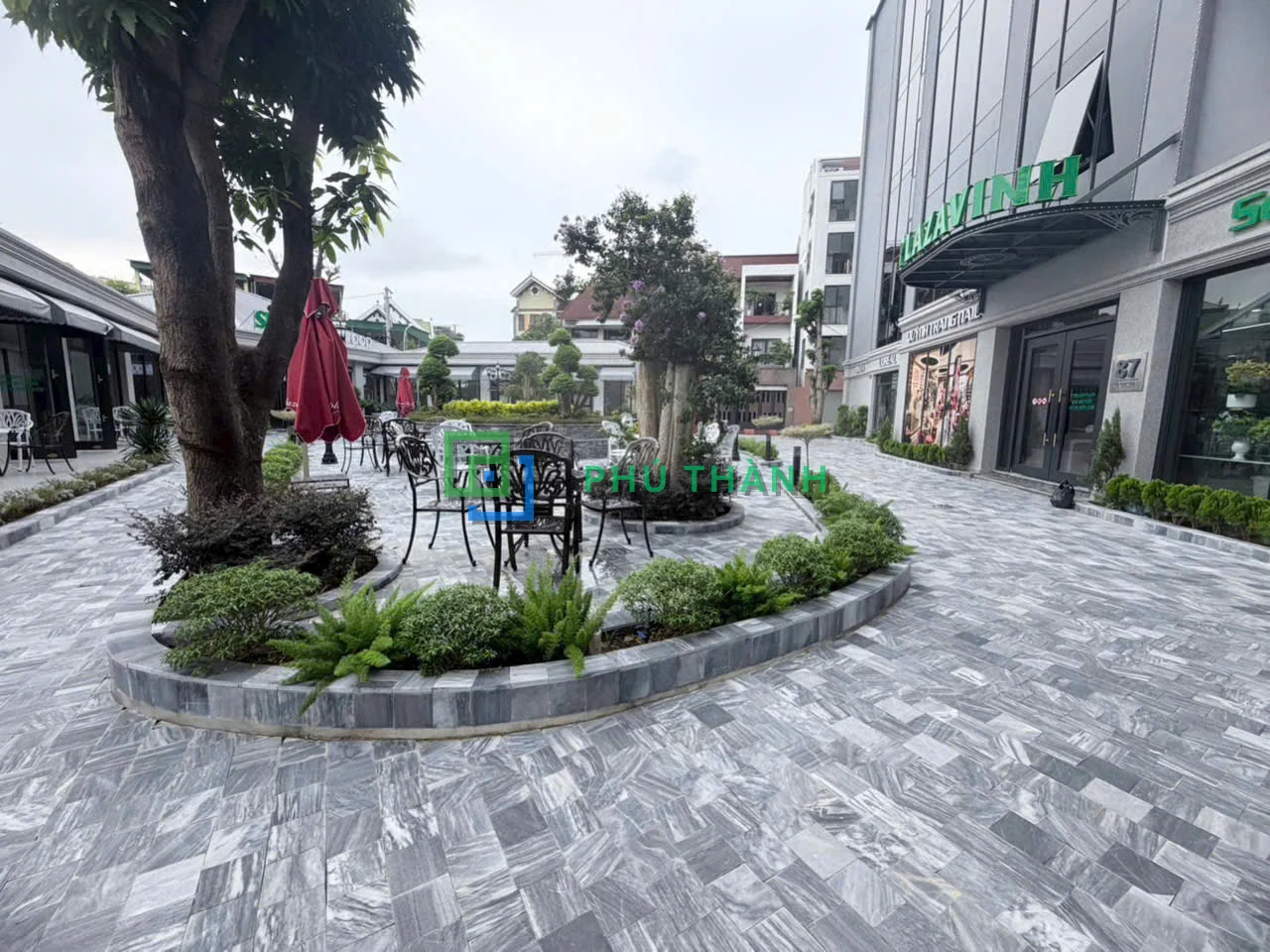 Sân thương mại lát đá sọc Quỳ Hợp có bồn cây