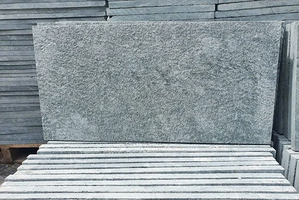 Tấm granite xanh băm mặt dựng tại kho