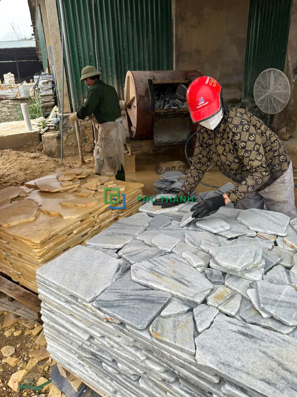 Thợ chế tác đá rối Quỳ Hợp