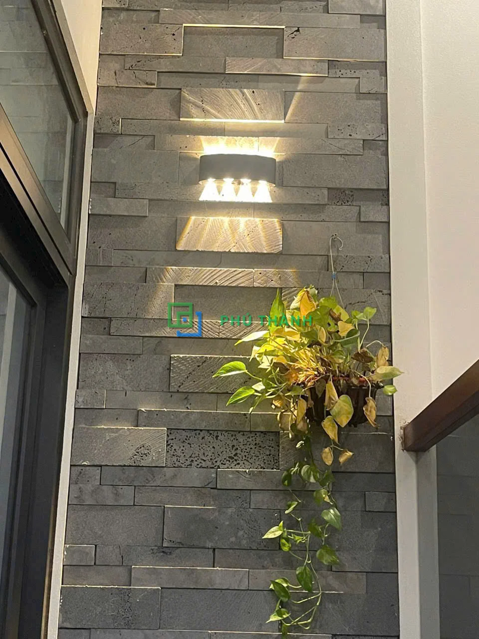 Tường đá slate xếp lớp đen hắt sáng