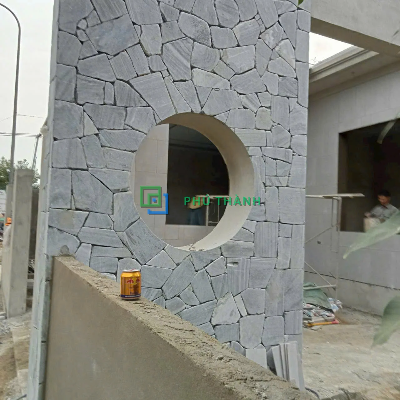 Tường ốp đá rối xám Quỳ Hợp có cửa tròn